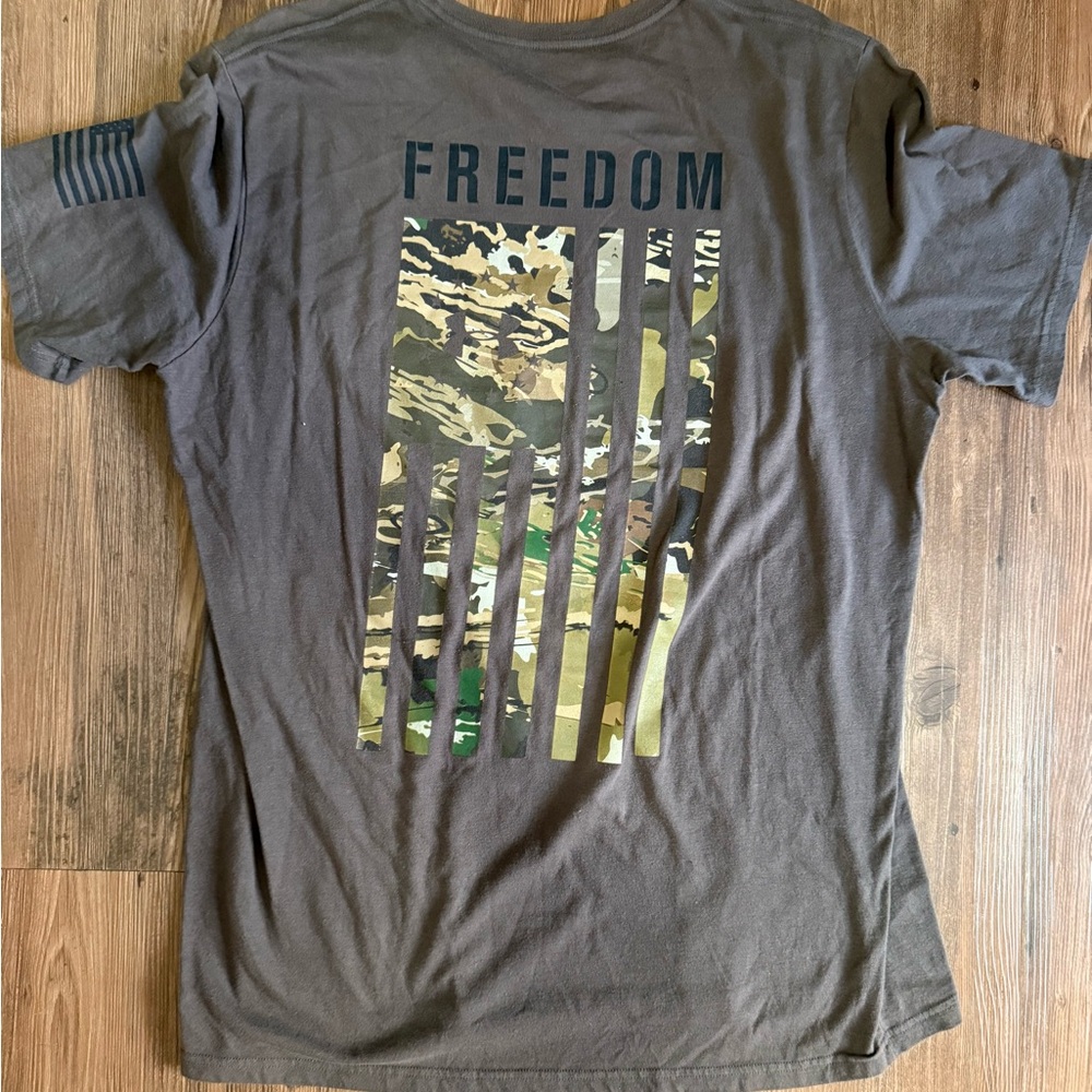 Men’s Under Armour Camo Flag Freedom Shirt Size XL